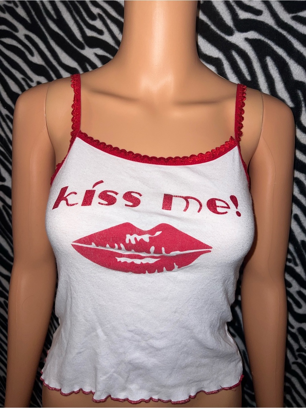 Y2K White & Red 'Kiss Me' Graphic Cami Tank Top